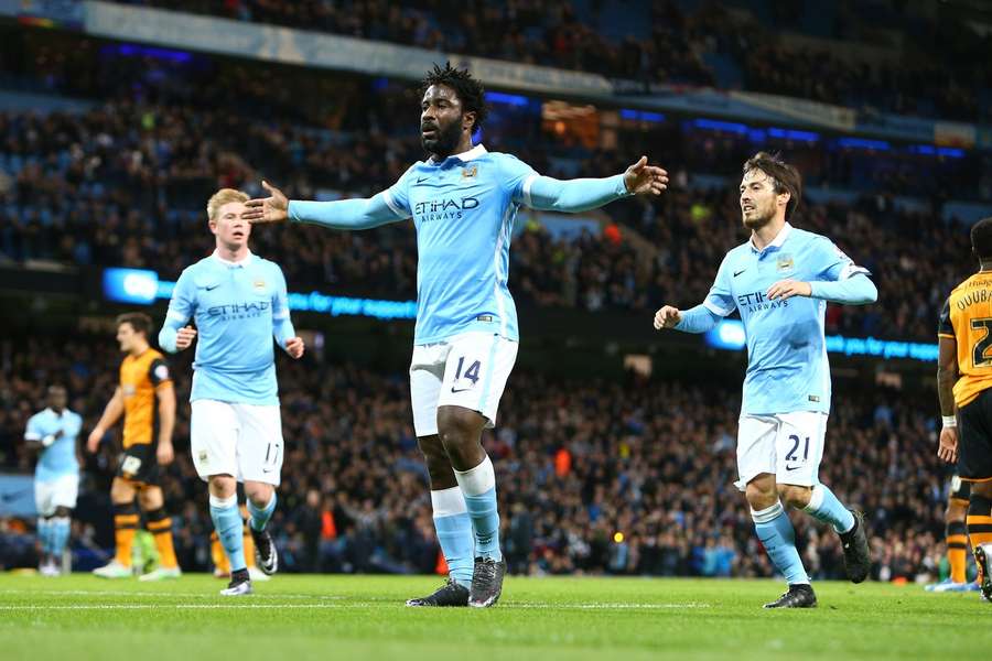 Wilfried Bony celebra un gol con el Manchester City con Silva y De Bruyne cerca 