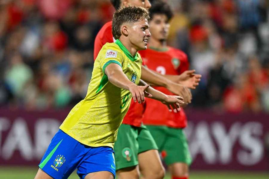 Com dois gols, Dell foi o nome do jogo