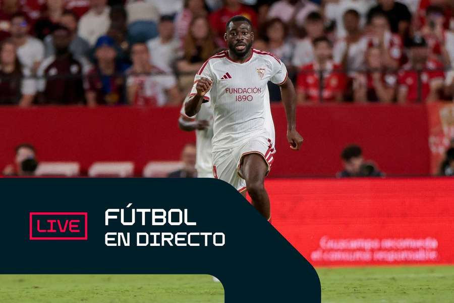 Fofana conduce el balón