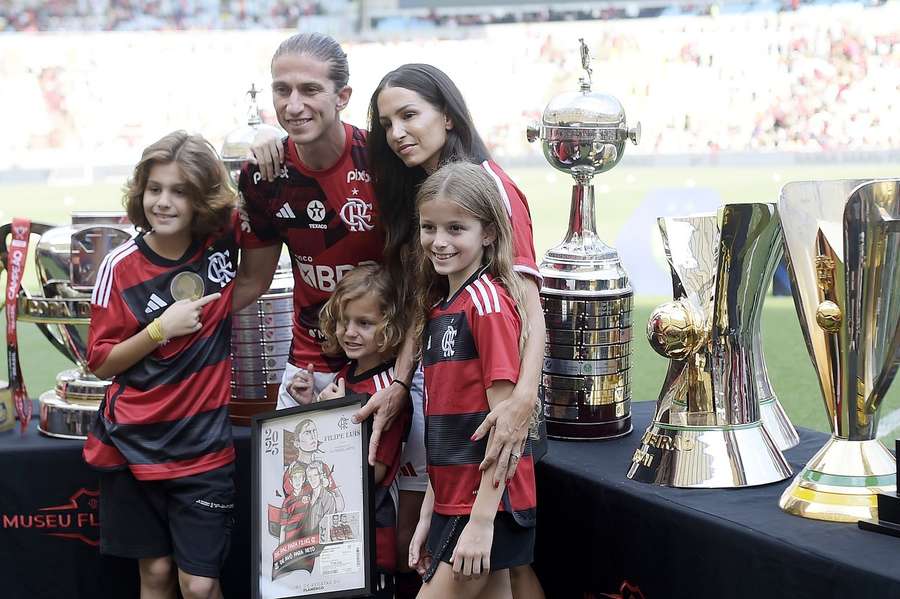 Filipe Luís foi homenageado antes da bola rolar