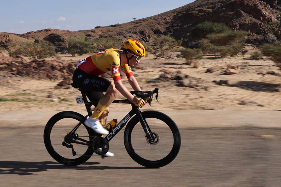 22-årige Marcus Sander Hansen kørte mandag sit allerførste løb som professionel i Uno-X-trøjen, og det fejrede han ved at snuppe den hvide ungdomstrøje i Saudi Tour.