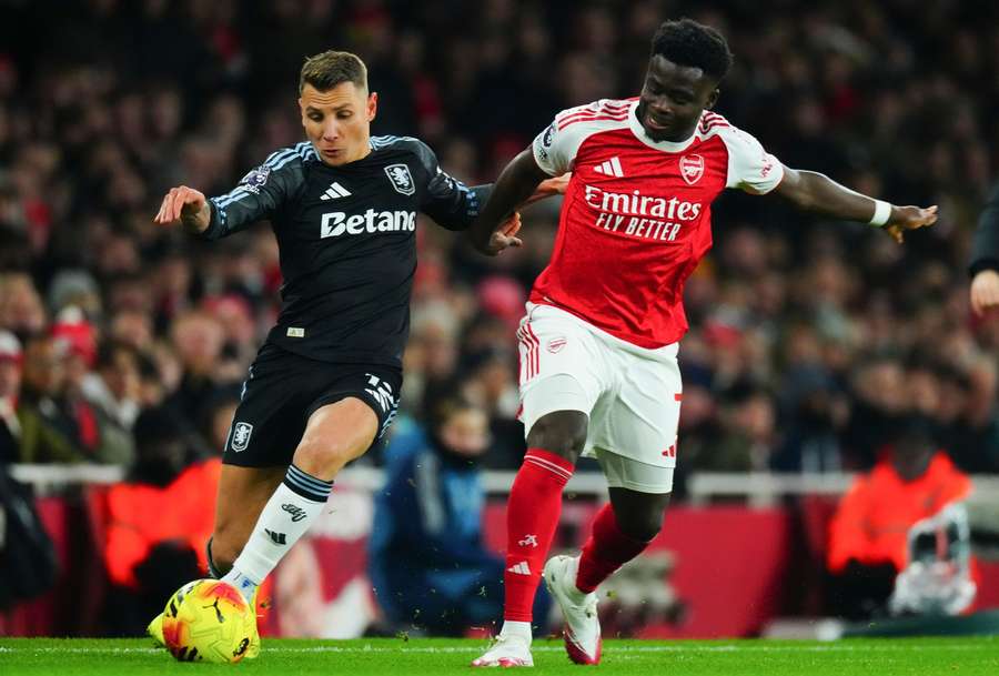 Arsenal's Bukayo Saka fighting for the ball
