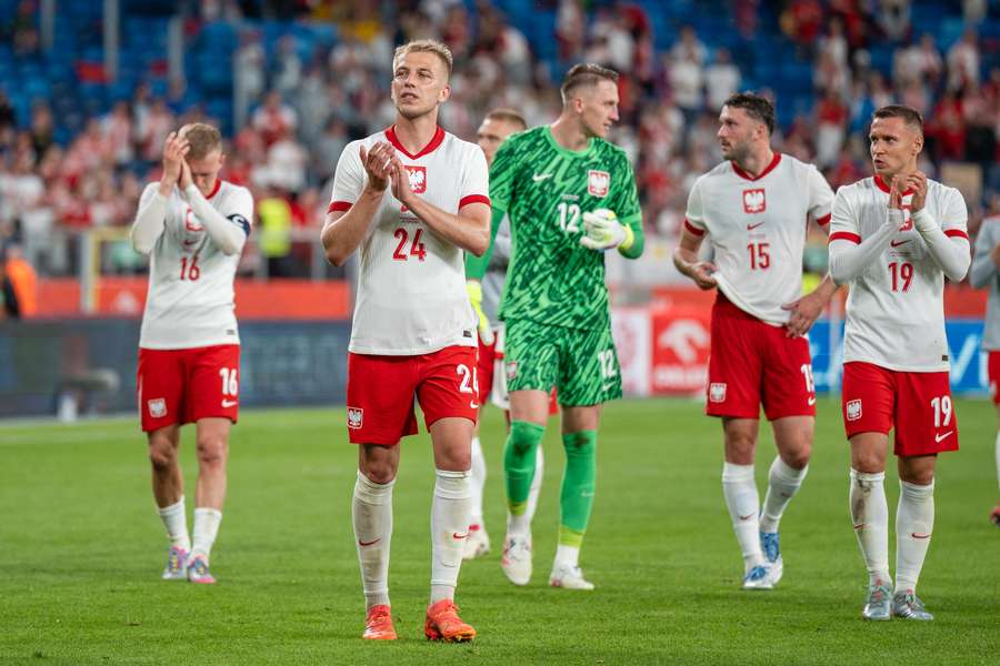 Mateusz Skrzypczak i jego koledzy z drużyny po meczu towarzyskim pomiędzy Polską a Mołdawią na Stadionie Śląskim w Chorzowie, 6 czerwca 2025 r.