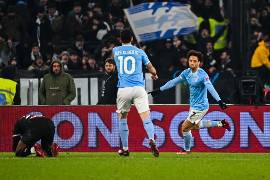 Com boa atuação de Felipe Anderson, Lazio faz 4 no Milan e sobe para 3°