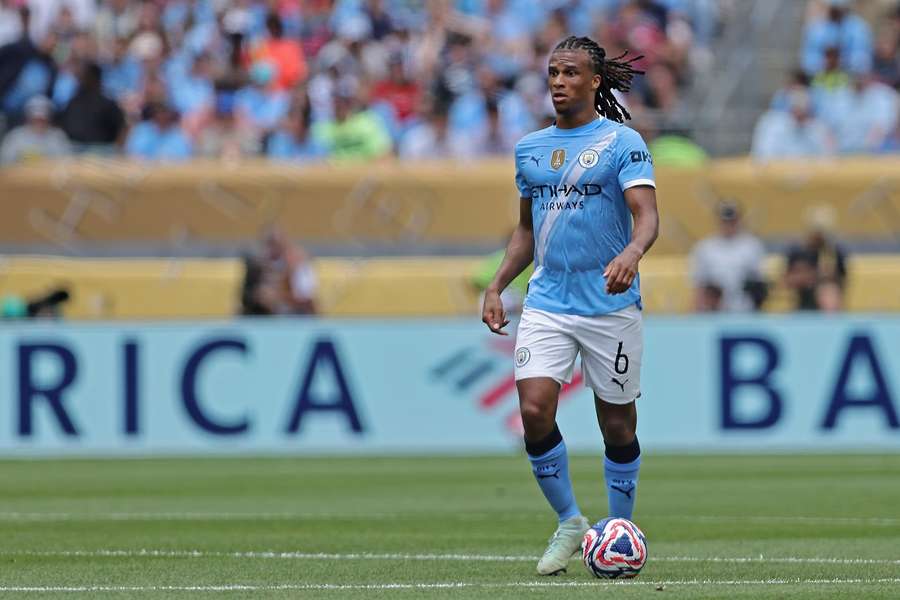 Aké lamentou contra-ataques do adversário