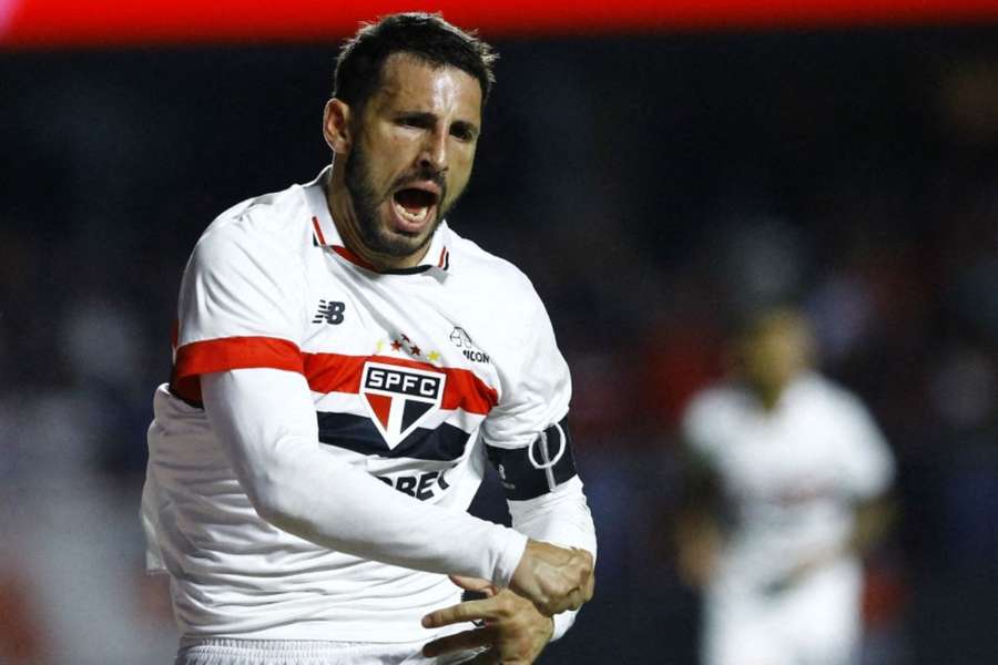 Calleri participou dos dois gols do São Paulo contra o Goiás