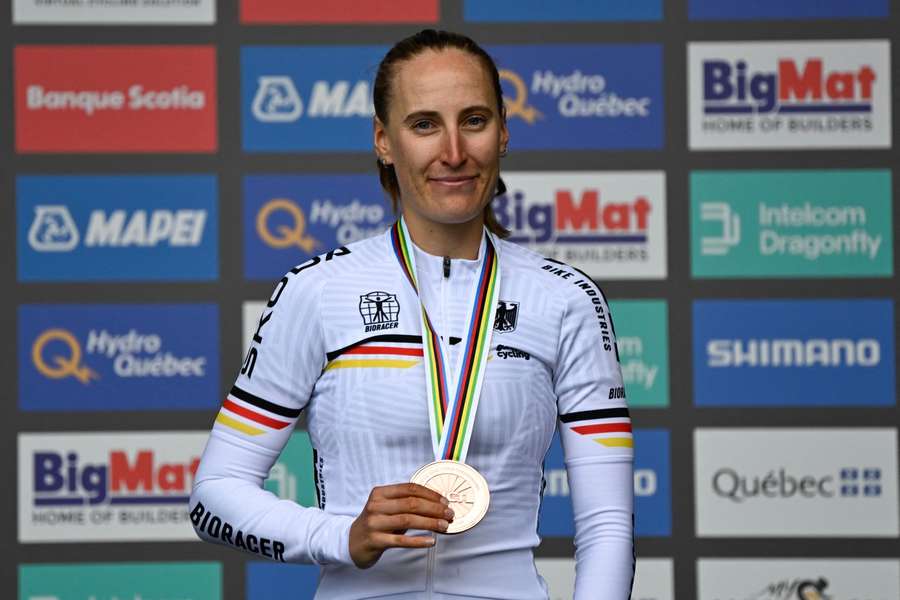 Koch mit ihrer Medaille Koch mit ihrer Medaille