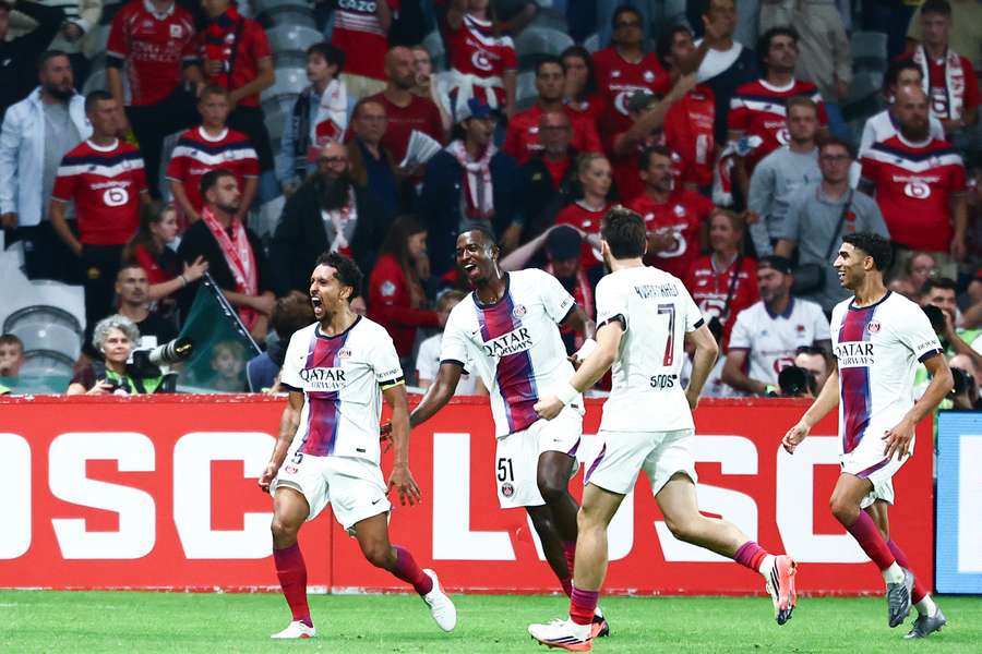 Marquinhos célèbre le deuxième but du PSG lors du match de Ligue 1 face au LOSC, le 28 août 2026 au stade Pierre-Mauroy de Villeneuve-d'Ascq.