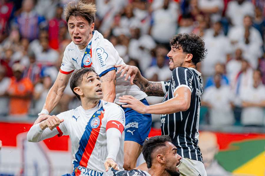 Bahia e Corinthians deixaram a desejar no nível de futebol jogado Bahia e Corinthians deixaram a desejar no nível de futebol jogado