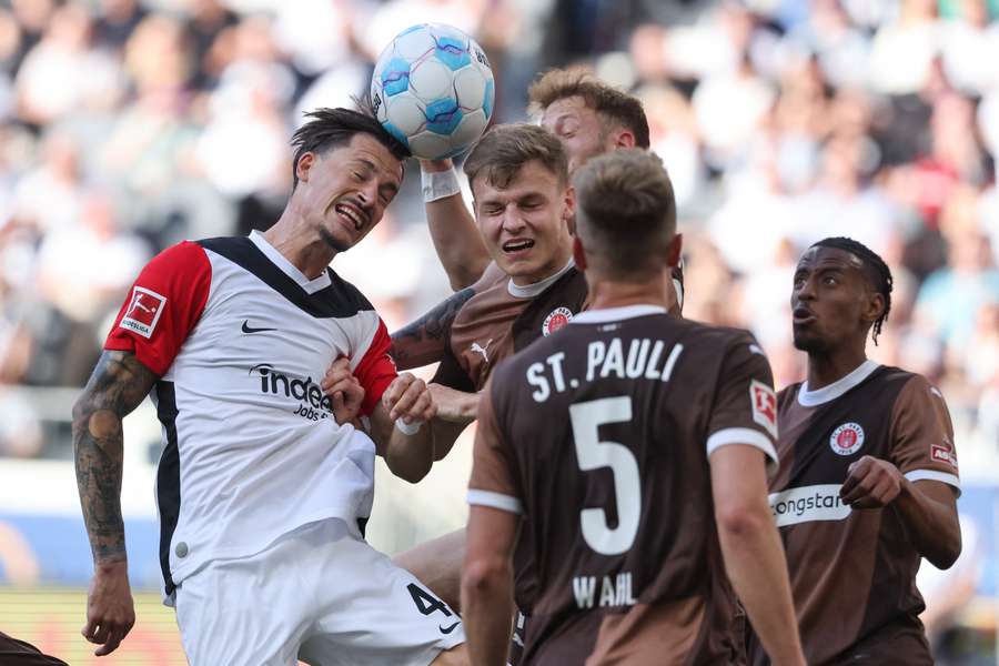 Frankfurt's Robin Koch (left) and St. Pauli's Austrian David Nemeth vie for the ball