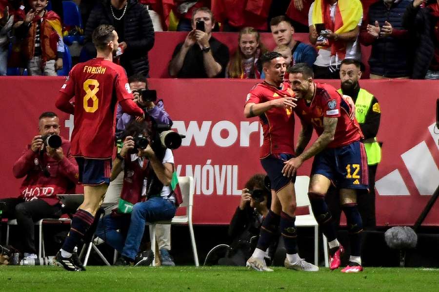 Joselu celebra su primer gol con Yéremi Pino y su asistente Fabián