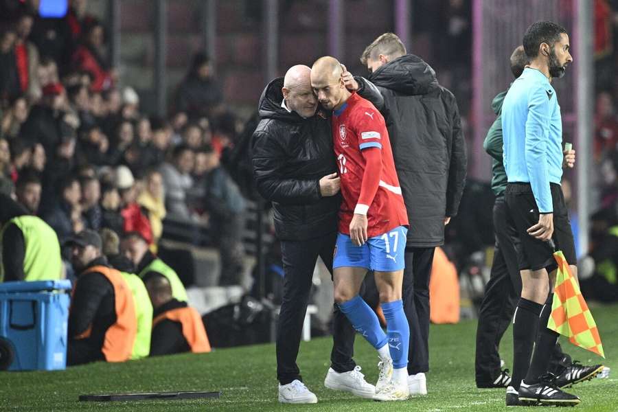 Kouč Ivan Hašek utěšuje Václava Černého.