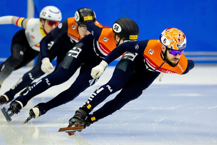 Sjinkie Knegt (r), Jens van 't Wout (m) en Teun Boer in actie tijdens een training voor het WK Shorttrack in Zuid-Korea