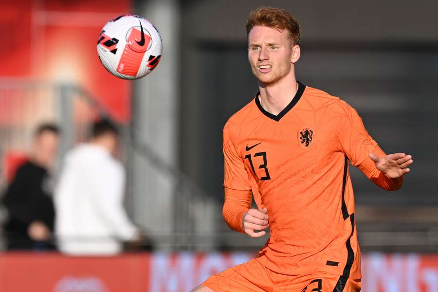 Sepp van den Berg in actie voor Jong Oranje