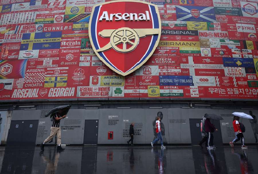 Regen buiten het stadion van Arsenal vlak voor de wedstrijd tegen PSV