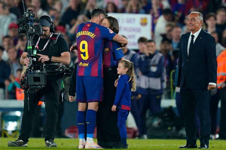 Robert Lewandowski z rodziną podczas pożegnania na Camp Nou.