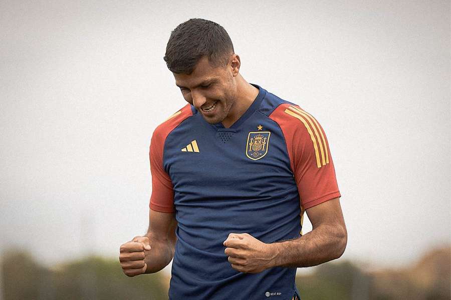 Rodri durante uma sessão de treino com a seleção antes do jogo contra a Geórgia.