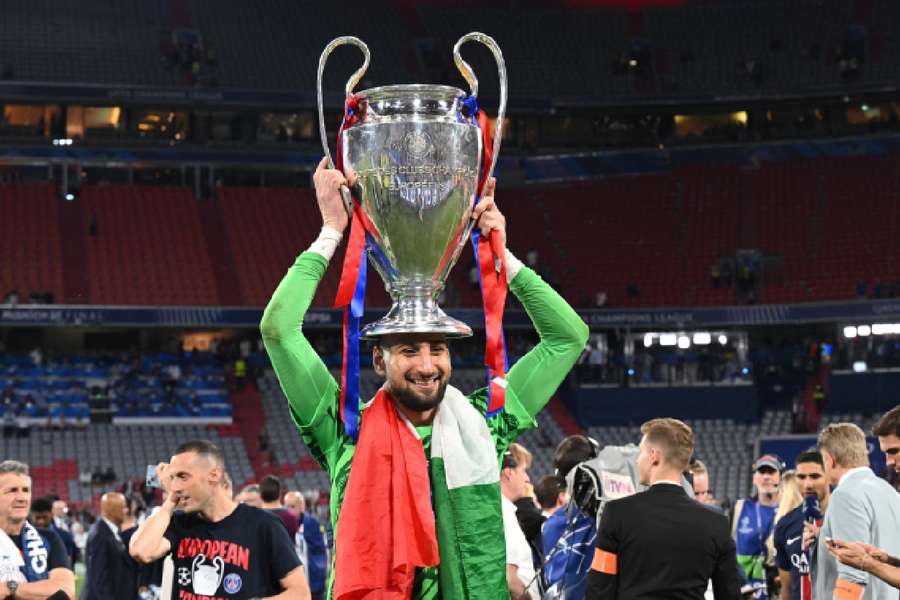 Gianluigi Donnarumma s trofeji pro vítěze Ligy mistrů.