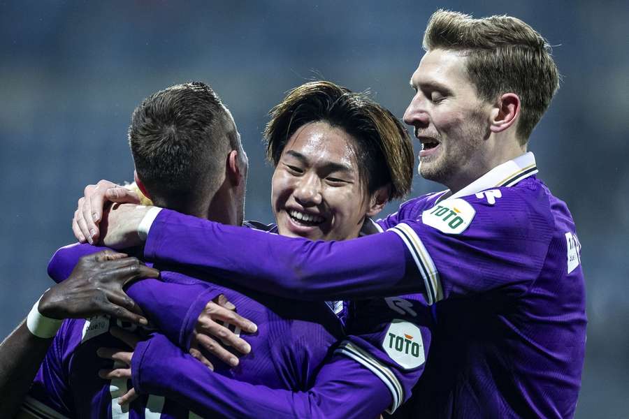 Shunsuke Mito temidden van zijn teamgenoten na het doelpunt bij zijn competitiedebuut