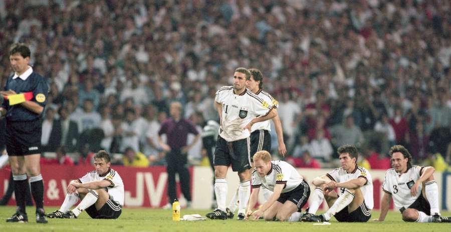 Los jugadores alemanes durante la tanda de penaltis contra Inglaterra