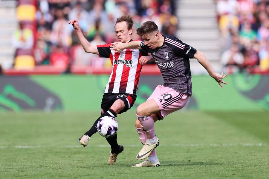 Josh Cullen of Brentford battles for possession with Tom Cairney of Fulham