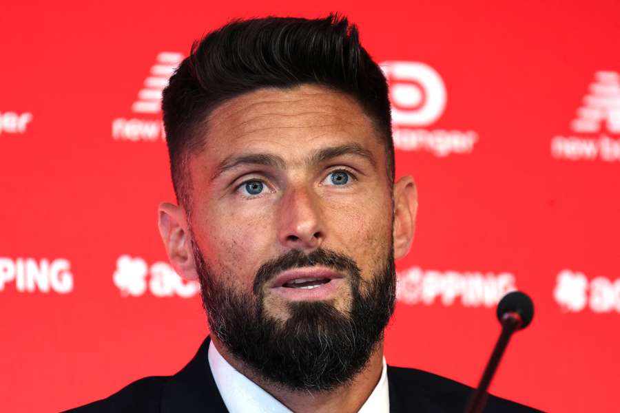 Olivier Giroud lors de sa présentation au LOSC. Olivier Giroud lors de sa présentation au LOSC.