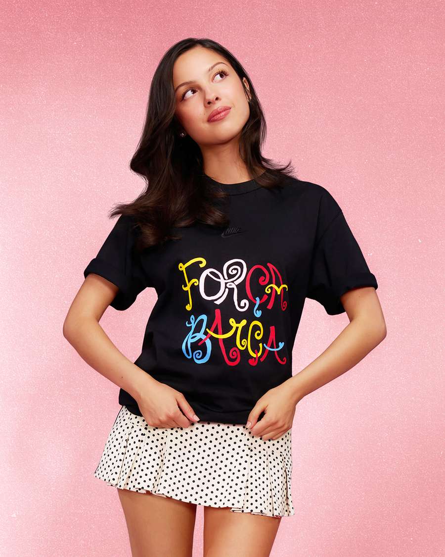 Olivia Rodrigo, con una de sus camisetas del Barça
