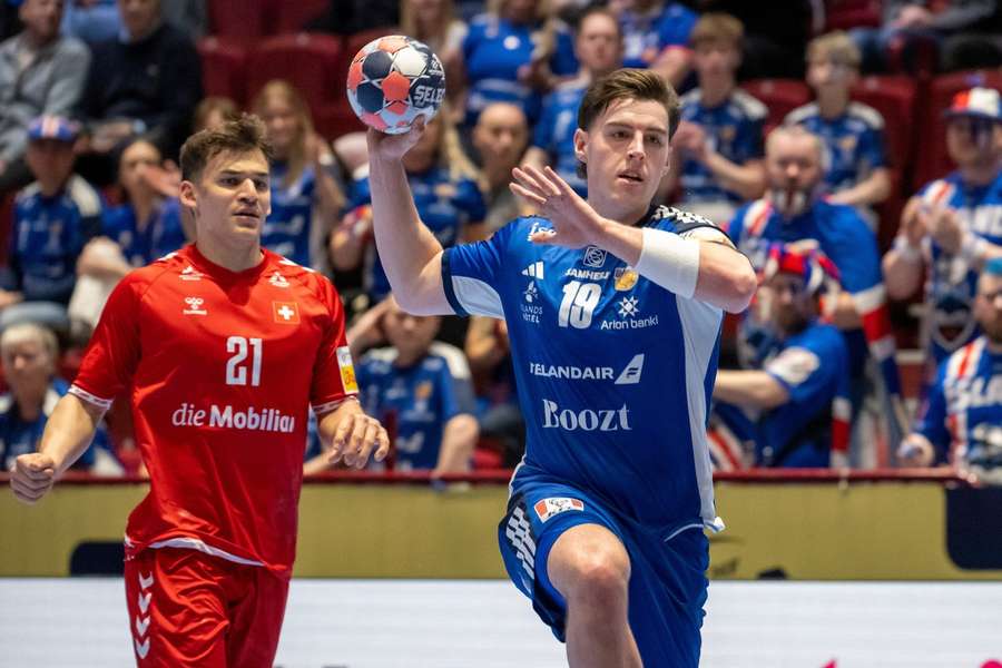 Switzerland's Gino Steenaerts chases Iceland's Elliði Viðarsson