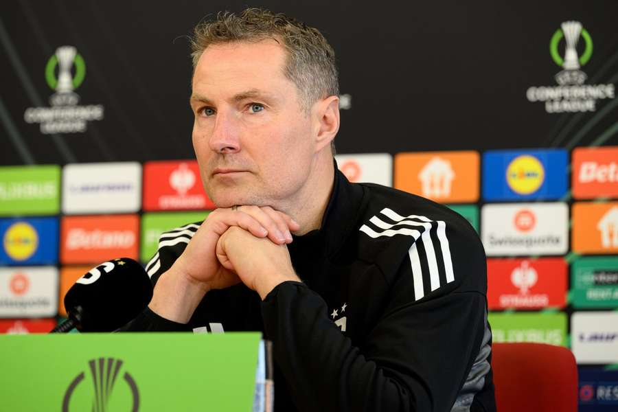 Trenér Sparty Brian Priske na tiskové konferenci.