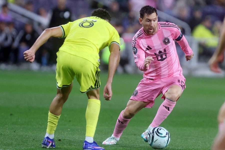 Lionel Messi (r.) am Ball