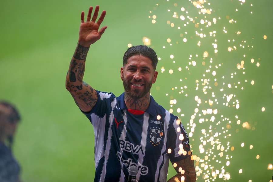 Sergio Ramos, durante su presentación ante más de 33.000 aficionados