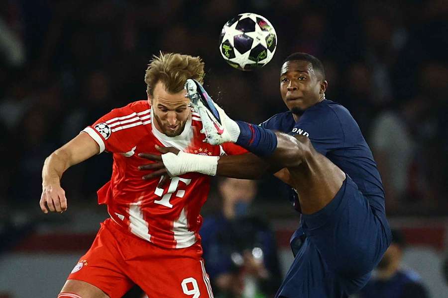 Pacho à la lutte avec Harry Kane
