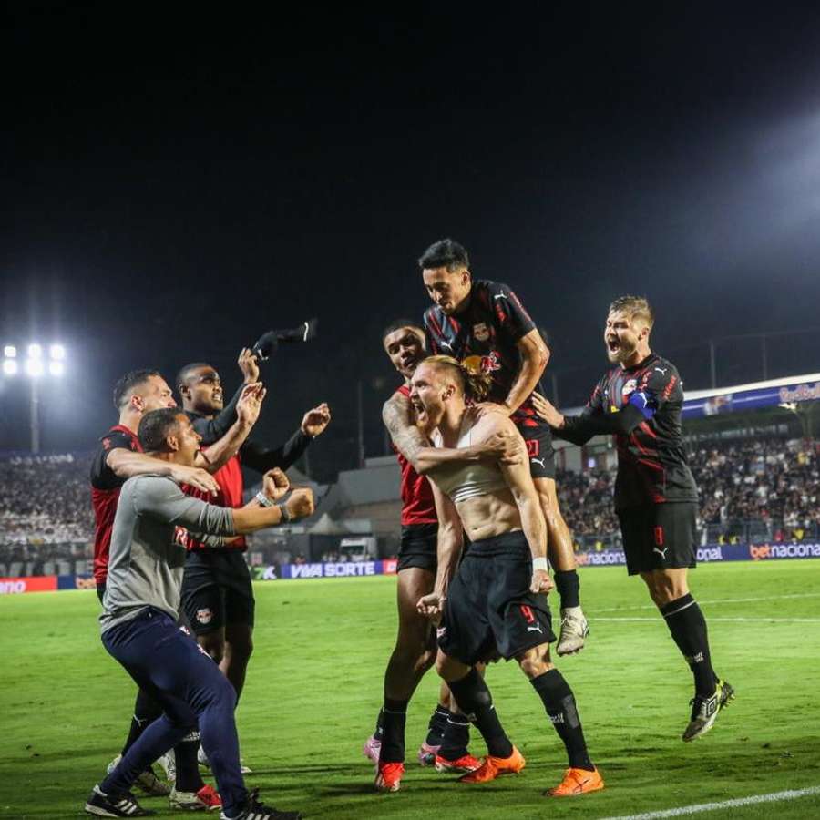 Isidro Pitta é celebrado pelos companheiros após marcar o gol da vitória do Bragantino Isidro Pitta é celebrado pelos companheiros após marcar o gol da vitória do Bragantino