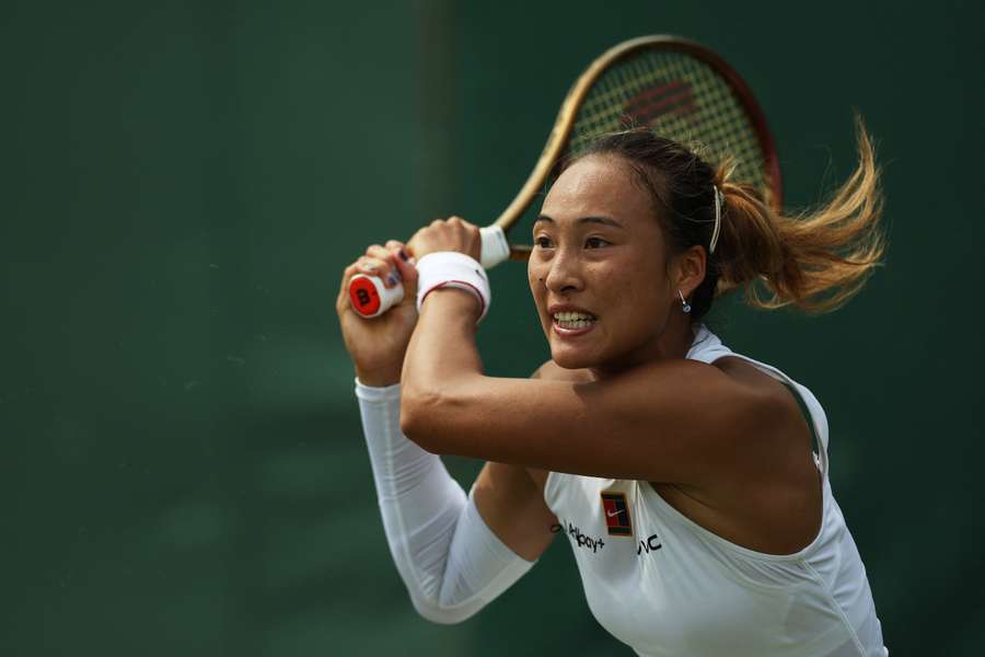 Zheng Qinwen en acción