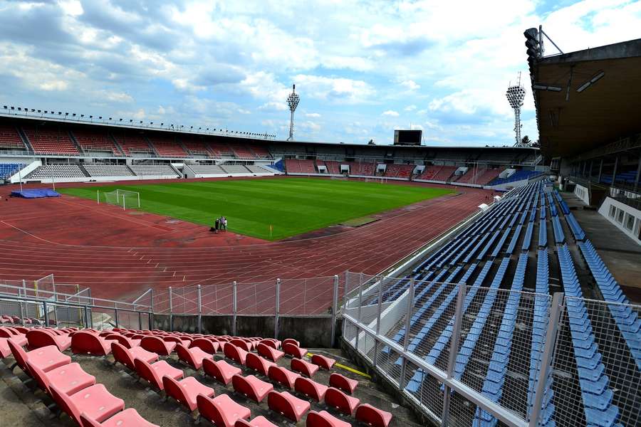 Stadion Evžena Rošického je v havarijním stavu.