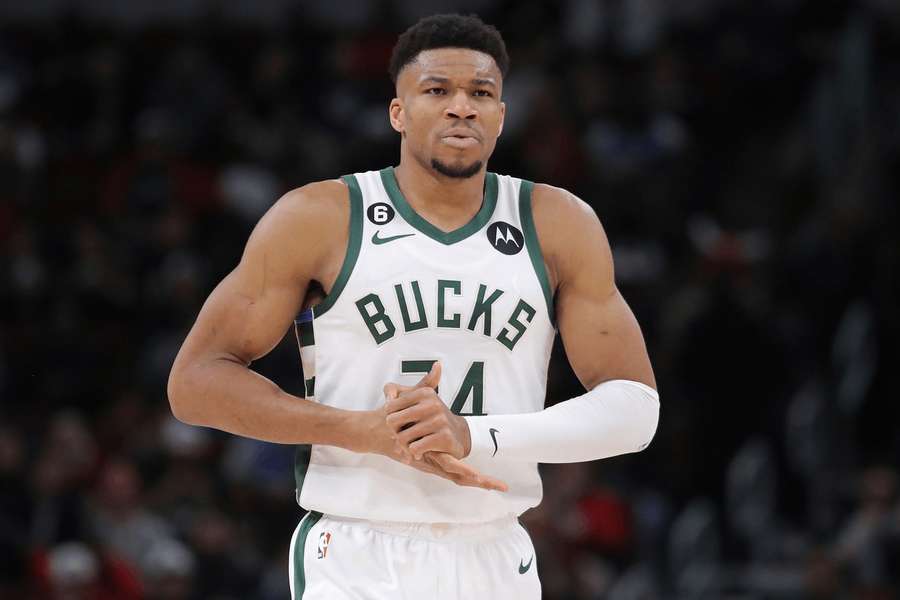 Antetokounmpo si drží ruku po zranení zo začiatku druhej štvrtiny. 