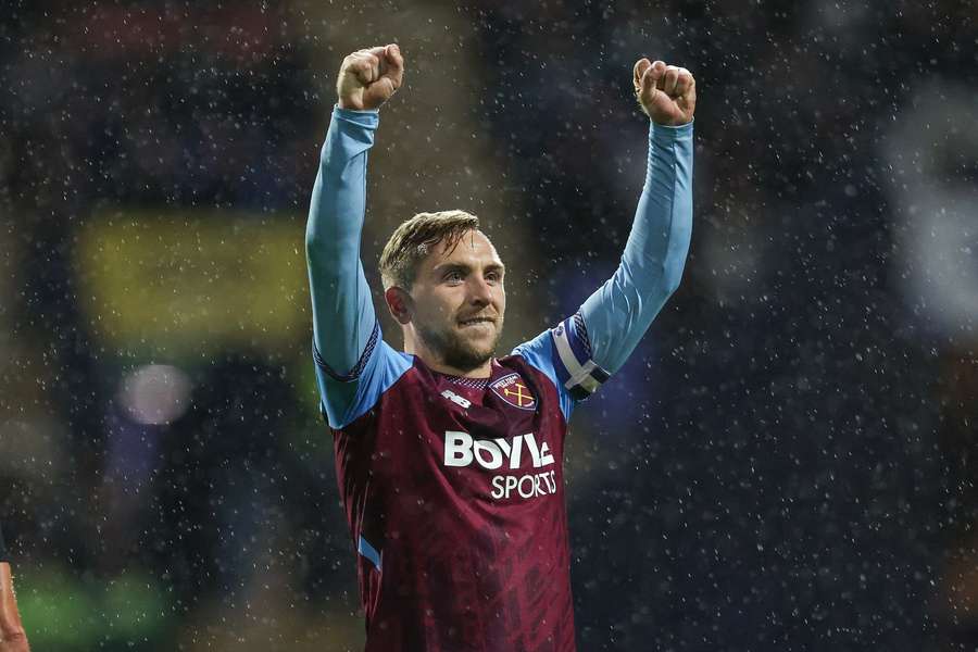 Bowen brace puts West Ham top of the Championship