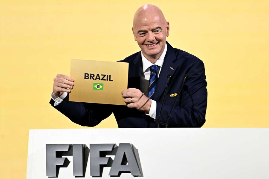 Infantino saca el cartel con el nombre de Brasil.