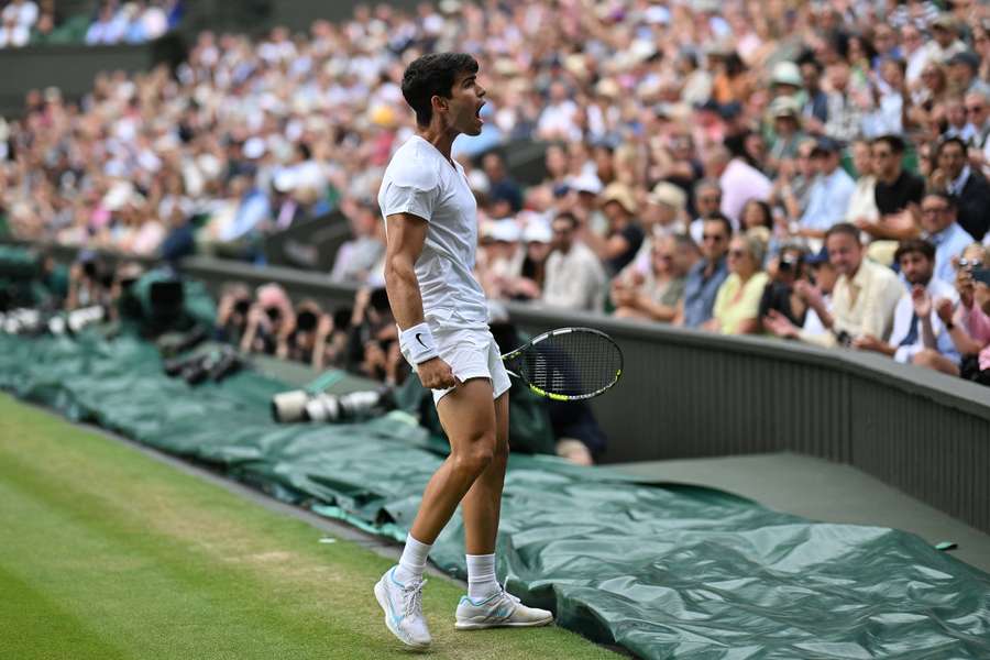 Alcaraz celebra un punto en Wimbledon.