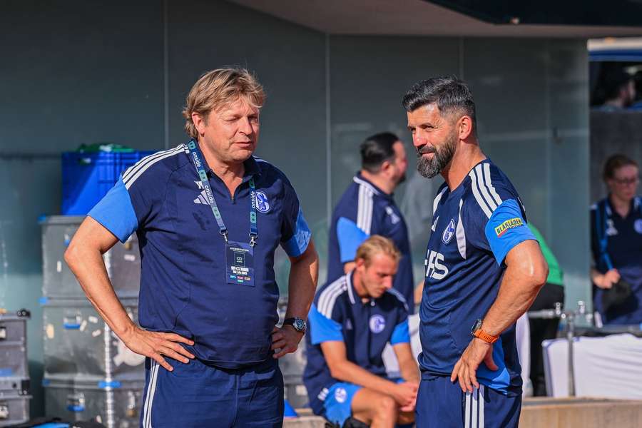 Youri Mulder und Miron Muslic an der Seitenlinie.