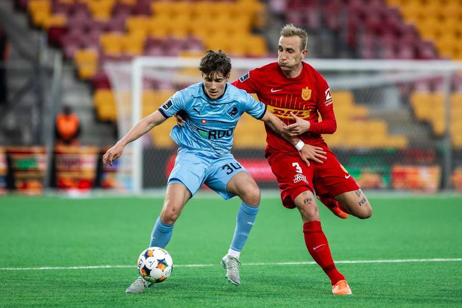 Mike Themsen battles for the ball with Tobias Salquist