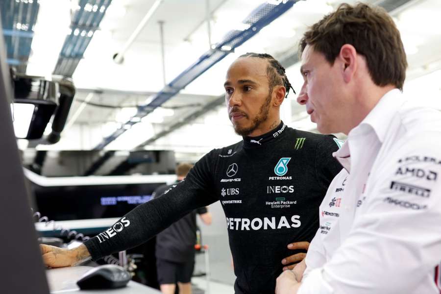 Toto Wolff conversa com Lewis Hamilton no box da Mercedes