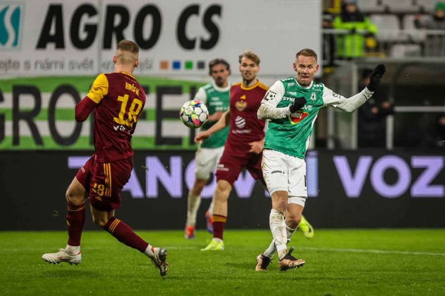 Jablonec útočník Jan Chramosta zakončuje během utkání s Duklou.