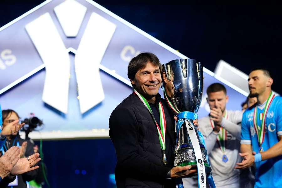 Antonio Conte sărbătorește Supercupa Italiei câștigată de Napoli în luna decembrie