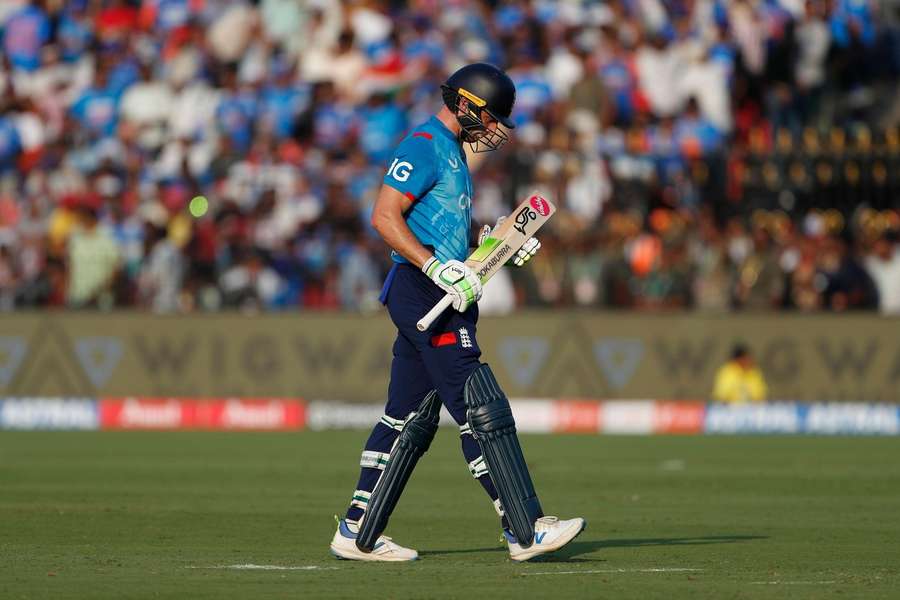 Buttler leaves the field as England lose to India