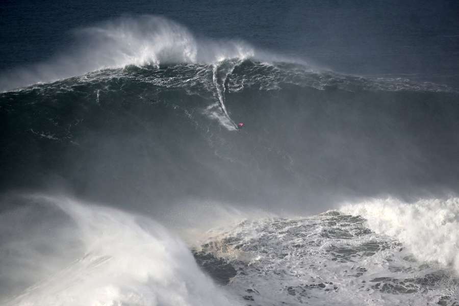 Pedro Scooby apanha uma onda na Nazaré Pedro Scooby apanha uma onda na Nazaré