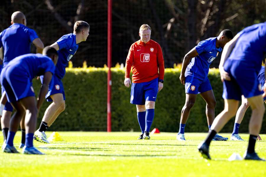 Koeman tijdens een trainingssessie