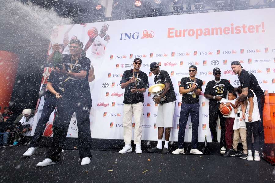 Die deutschen Basketballer lassen sich nach dem EM-Triumph in Riga feiern.