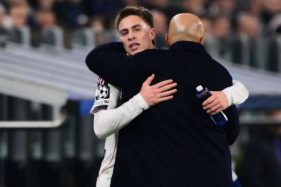 Luciano Spalletti abbraccia Kenan Yildiz dopo un cambio Luciano Spalletti abbraccia Kenan Yildiz dopo un cambio