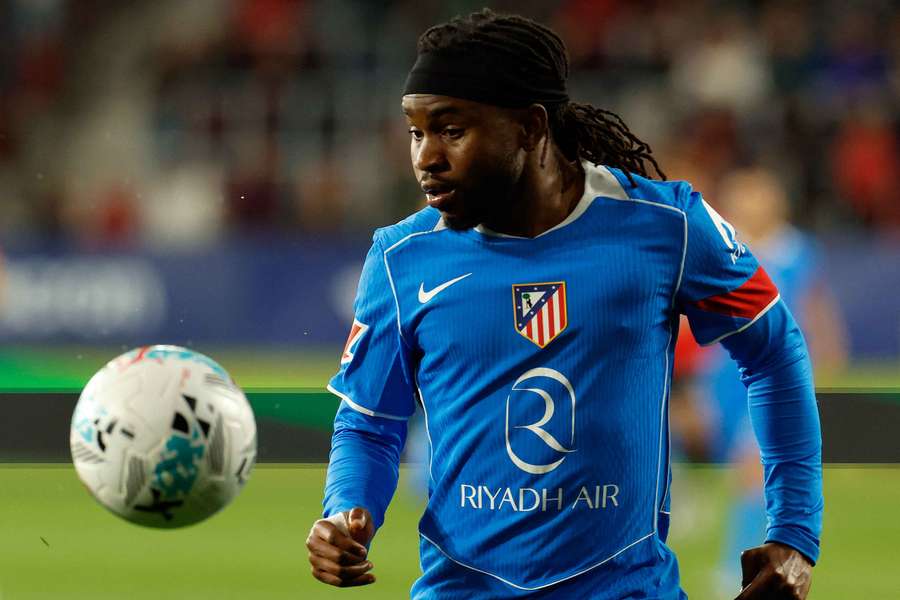 Lookman observa el balón Lookman observa el balón
